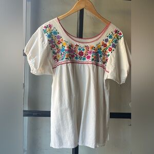 Lovely Vintage Mexican Embroidered Floral Blouse